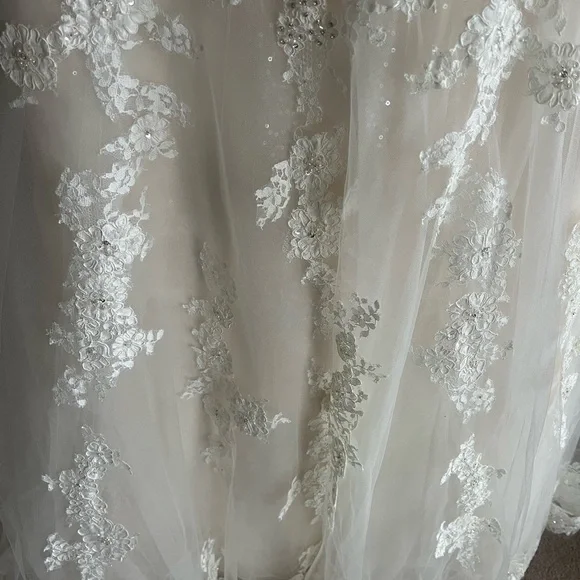 Elegant Lace Wedding Dress - Picture 7 of 16